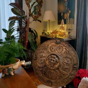 Otro ángulo del salón deja ver la combinación de muebles de líneas sencillas con objetos únicos como las Meninas de María Montijano y un retrato de aire flamenco pintado por Manu Cabello.