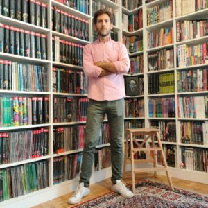 La biblioteca, que también hace las veces de oficina y habitación de invitados, alberga la monumental colección de cómics. Todo está perfectamente clasificado, sin invadir visualmente el ambiente.