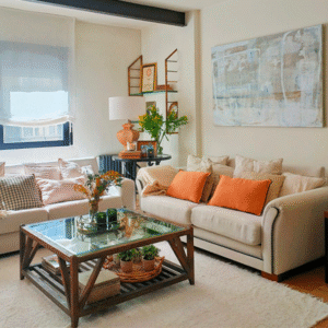 Vista general del salón: textiles acogedores, obra contemporánea, sofás mullidos y una paleta que abraza sin sofocar.