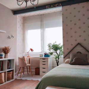 En el dormitorio de Blanca, el papel de estrellas, el escritorio y los tonos empolvados crean un ambiente femenino y sereno.
