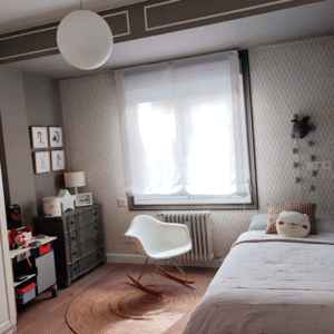 La habitación de Jorge, con tonos suaves y papeles geométricos, está pensada para crecer con él.