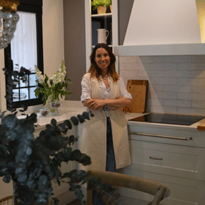 Pilar posa en la cocina, centro neurálgico de la casa. “Aquí se cocina, se charla, los niños hacen deberes… Se vive de verdad”.