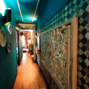 El pasillo azul con cerámica damero y artesonado: ejemplo de cómo embellecer lo cotidiano.