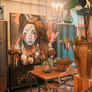 El salón desde otro ángulo, presidido por una gran pintura de estilo oriental. Plantas, cerámica y carácter.