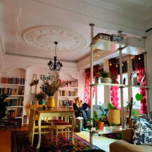 oppo_0Zona de comedor y biblioteca: molduras clásicas, libros en cascada y detalles dorados.